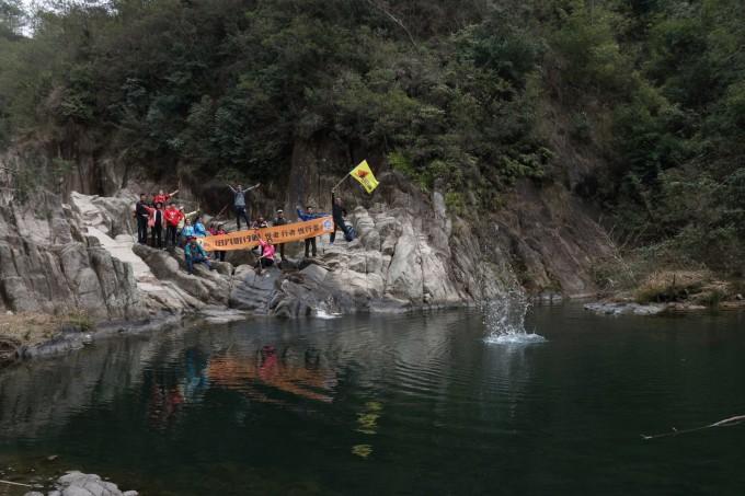 陈冠希到篮网主场看球，赛后和爱德华兹亲切交流